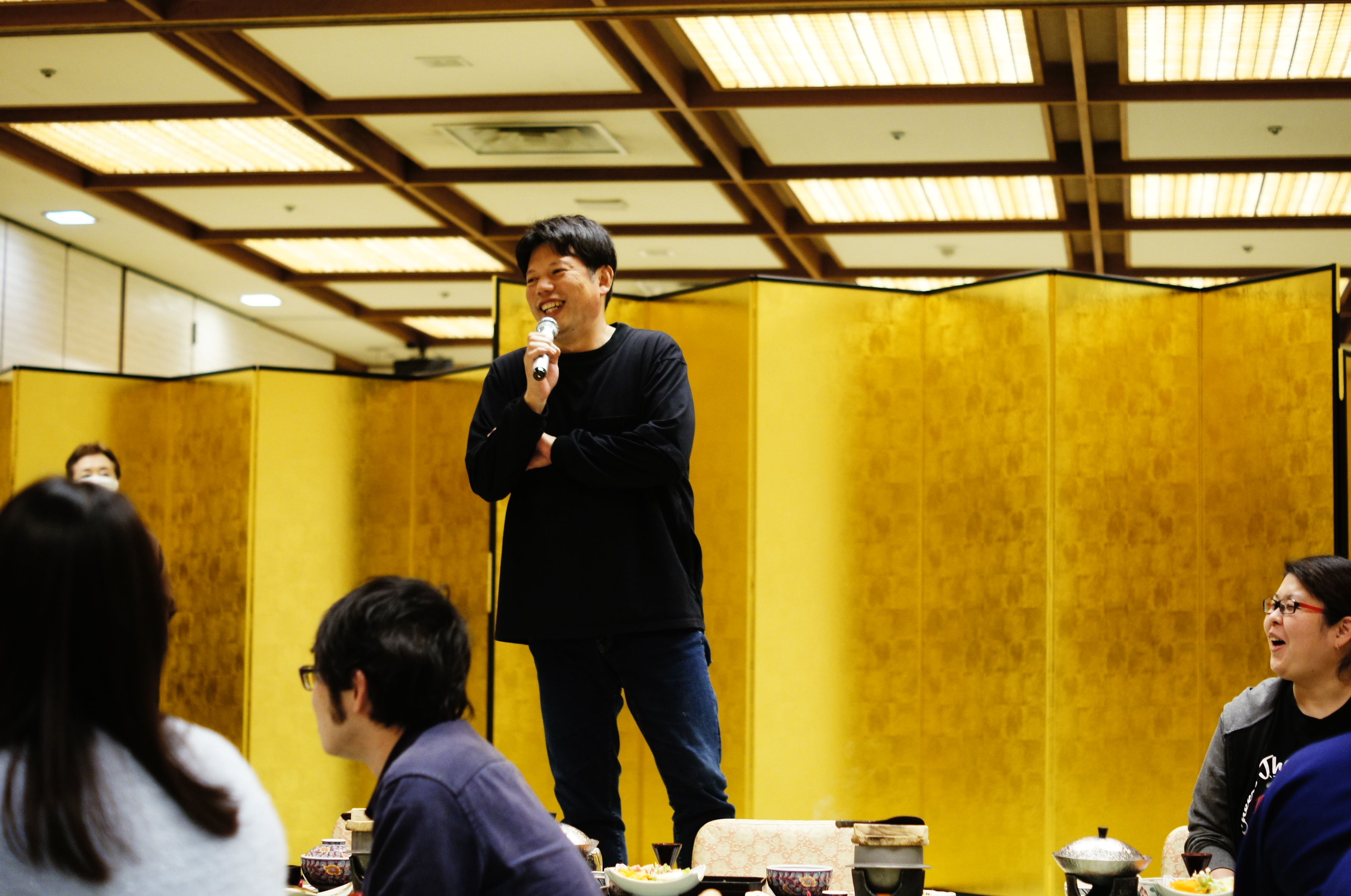 井口智明オンラインサロンの交流イベントで参加者と話す井口智明さん